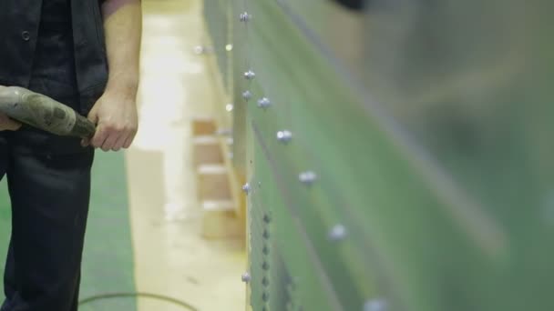 Pracovník, šroubování šroubů v průmyslové výrobě. Detailní záběr. — Stock video
