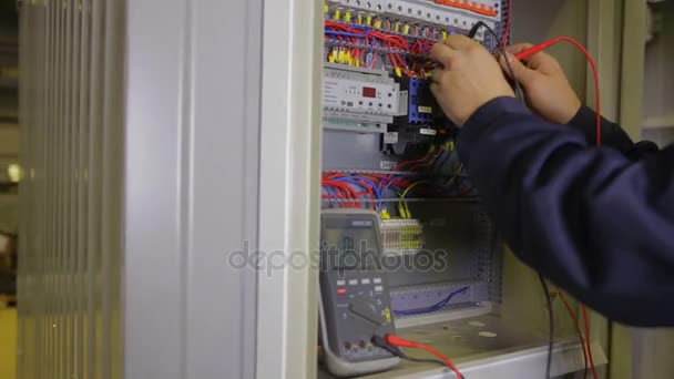 Devre kesici ile endüstriyel bir fabrikada çalışan elektrikçi. — Stok video