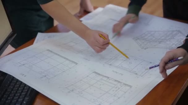 Ingenjörer arbetar med blueprint på kontor. — Stockvideo