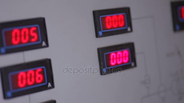 Panneau de commande dans la salle de commande d'une centrale électrique . — Video