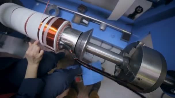 銅線成形機。変圧器、電気エンジンの生産のための近代的な産業機器. — ストック動画