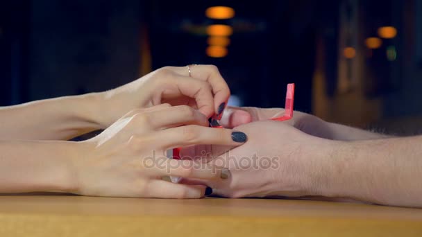 Proposta di matrimonio. Scatola uomo anello aperto con anello di diamante . — Video Stock