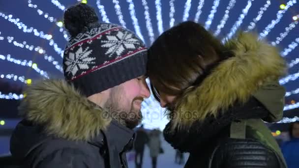 Gelukkige romantisch paar omarmen in kerst city straat. Slow motion. — Stockvideo