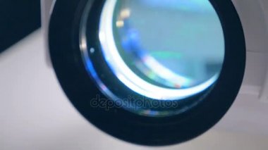 Video, film, Tv projektör karanlık bir odada çalışma. Görünümü kapatın.