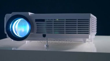 Video, film, Tv projektör karanlık bir odada çalışma. Görünümü kapatın.