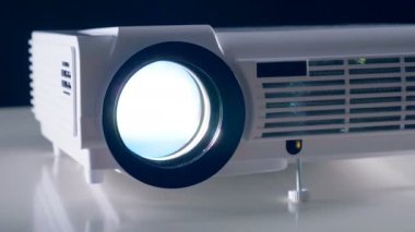 Video, film, Tv projektör karanlık bir odada çalışma. Görünümü kapatın.