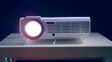 Çalışma, görüntü projelendirme video projektör.