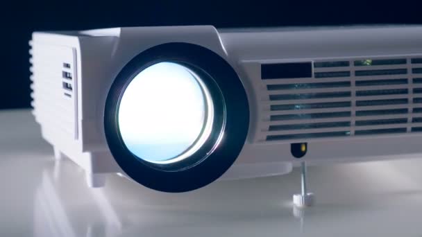 Video, film, Tv-projector werkt in een donkere kamer. Close-up. — Stockvideo