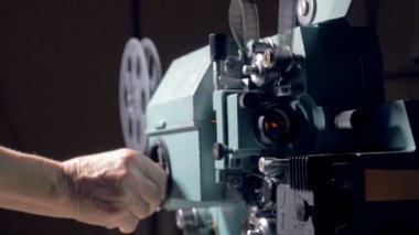Film projektör ile radyo sinyalleriyle iletilen. Kameraman eski film projektörde geçin. Dolly vurdu.