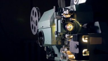 Eski vintage film projektör ile radyo sinyalleriyle iletilen. Dolly vurdu.