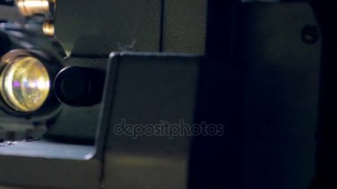 Film projektör. Eski film projektör karanlıkta çalışma. Dolly vurdu. Yakın çekim.