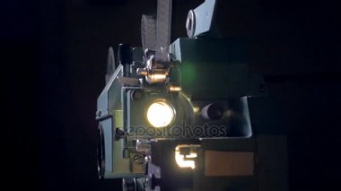 Film projektör. Eski film projektör karanlıkta çalışma. Dolly vurdu. Yakın çekim.