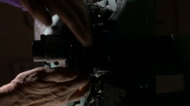 Film projektör. Kameraman ayarı eski film projektör.