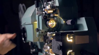 Film projektör. Kameraman eski film projektörde geçin. Dolly vurdu.
