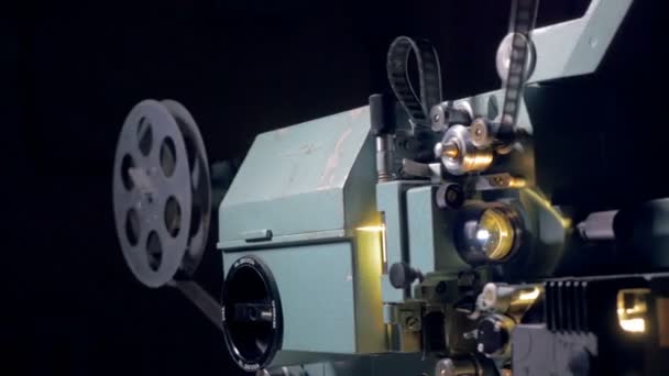 Vintage filme projetor de trabalho . — Vídeo de Stock