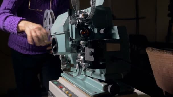 Film projector. Cameraman setting old movie projector. — Stock Video