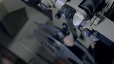 Eski bir vintage film projektör çalışma bölümleri. Dolly vurdu.