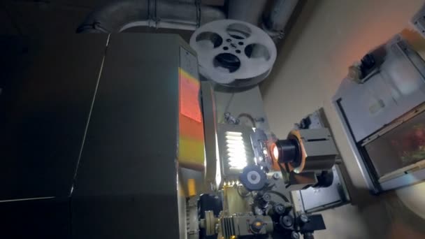 Oude vintage filmprojector. Dolly schot. — Stockvideo