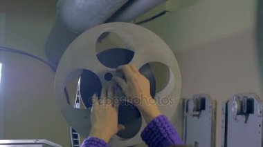 Film projektör. Kameraman ayarı eski film projektör.