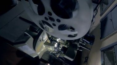 Eski bir vintage film projektör çalışma mekanizması. Dolly vurdu.