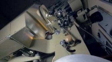 Eski bir vintage film projektör çalışma bölümleri. Steadicam atış.