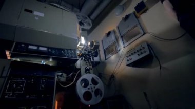 Eski, vintage film projektör. Steadicam atış.