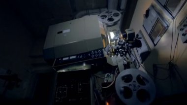 Eski, vintage film projektör. Steadicam atış.