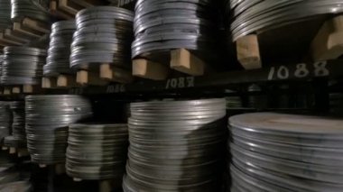 Eski vintage film makarası, film kasetleri Arşiv rafları üzerinde yalan durumlarda. Dolly vurdu.