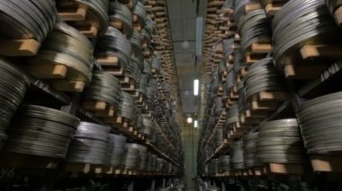 Film arşivi. Filmler, büyük bir eski film Arşiv raflarda film makaraları.