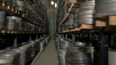 Film arşivi. Filmler, büyük bir eski film Arşiv raflarda film makaraları.