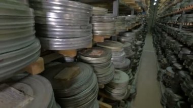 Eski vintage film makarası, film kasetleri Arşiv rafları üzerinde yalan durumlarda. Dolly vurdu.