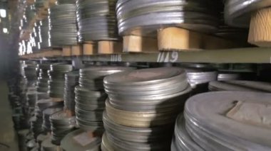 Film arşivi. Filmler, büyük bir eski film Arşiv raflarda film makaraları.