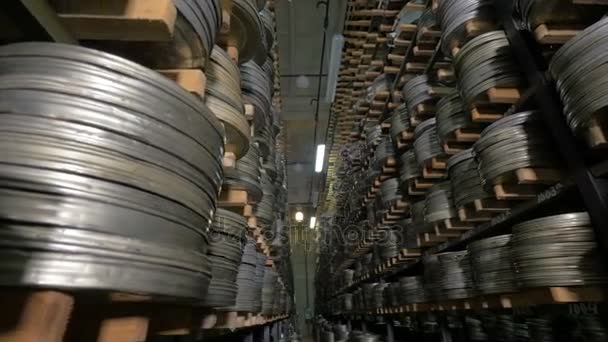 Vecchia bobina di film d'epoca, nastri di film in casi distesi su scaffali di archivio. Dolly ha sparato. . — Video Stock