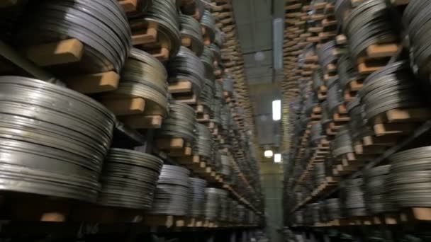 Vintage spoel, video of audio tapes in een oude media archief planken. — Stockvideo