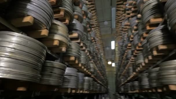 Bobina vintage, nastri video o audio in un vecchio archivio multimediale scaffali . — Video Stock