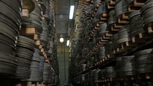 Vieille bobine de film vintage, bandes de film dans les cas couchés sur des étagères d'archives. Dolly shot . — Video