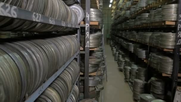 Bobina vintage, nastri video o audio in un vecchio archivio multimediale scaffali . — Video Stock