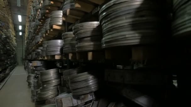 Filmarchief. Films, film rollen op een planken in een enorme oude film archief. — Stockvideo