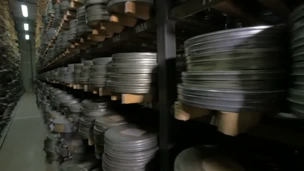 Vintage spoel, video of audio tapes in een oude media archief planken. — Stockvideo