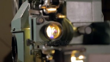 Makaraları dönüm ile vintage, eski film projektör.