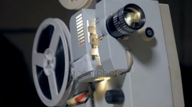 Makaraları dönüm ile vintage, eski film projektör.