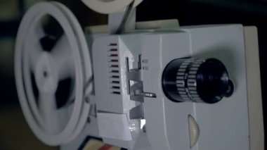 Eski moda antika film projektör çalışma.