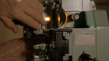 İşçi antika Film projektör ayarla.