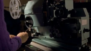 İşçi antika Film projektör ayarla.