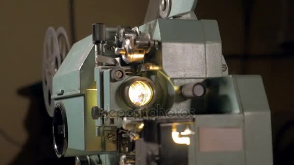 Anticuado proyector de película antigua de trabajo . — Vídeo de stock