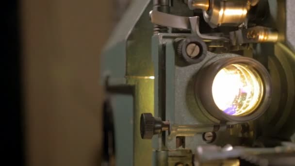 Antika Filma projektorn arbetar. — Stockvideo