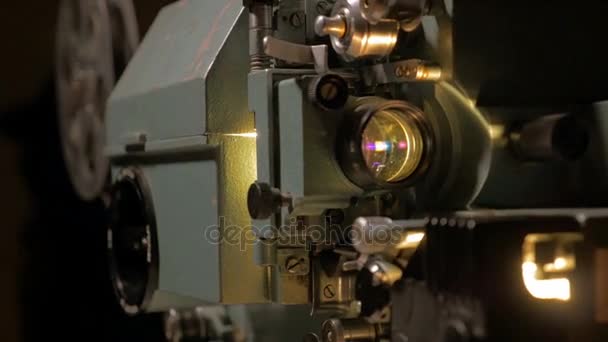 Antieke filmprojector werken. — Stockvideo