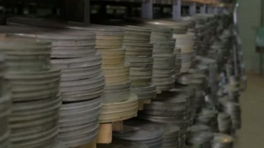Film arşivi. Filmler, büyük bir eski film Arşiv raflarda film makaraları.