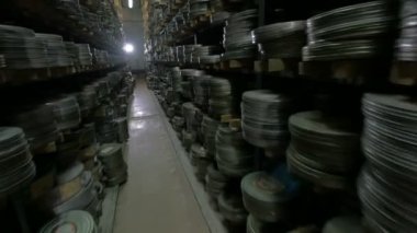 Eski vintage film makarası, film kasetleri Arşiv rafları üzerinde yalan durumlarda. Dolly vurdu.