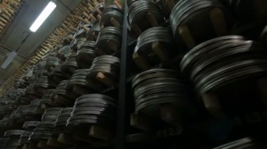 Film arşivi. Filmler, büyük bir eski film Arşiv raflarda film makaraları.